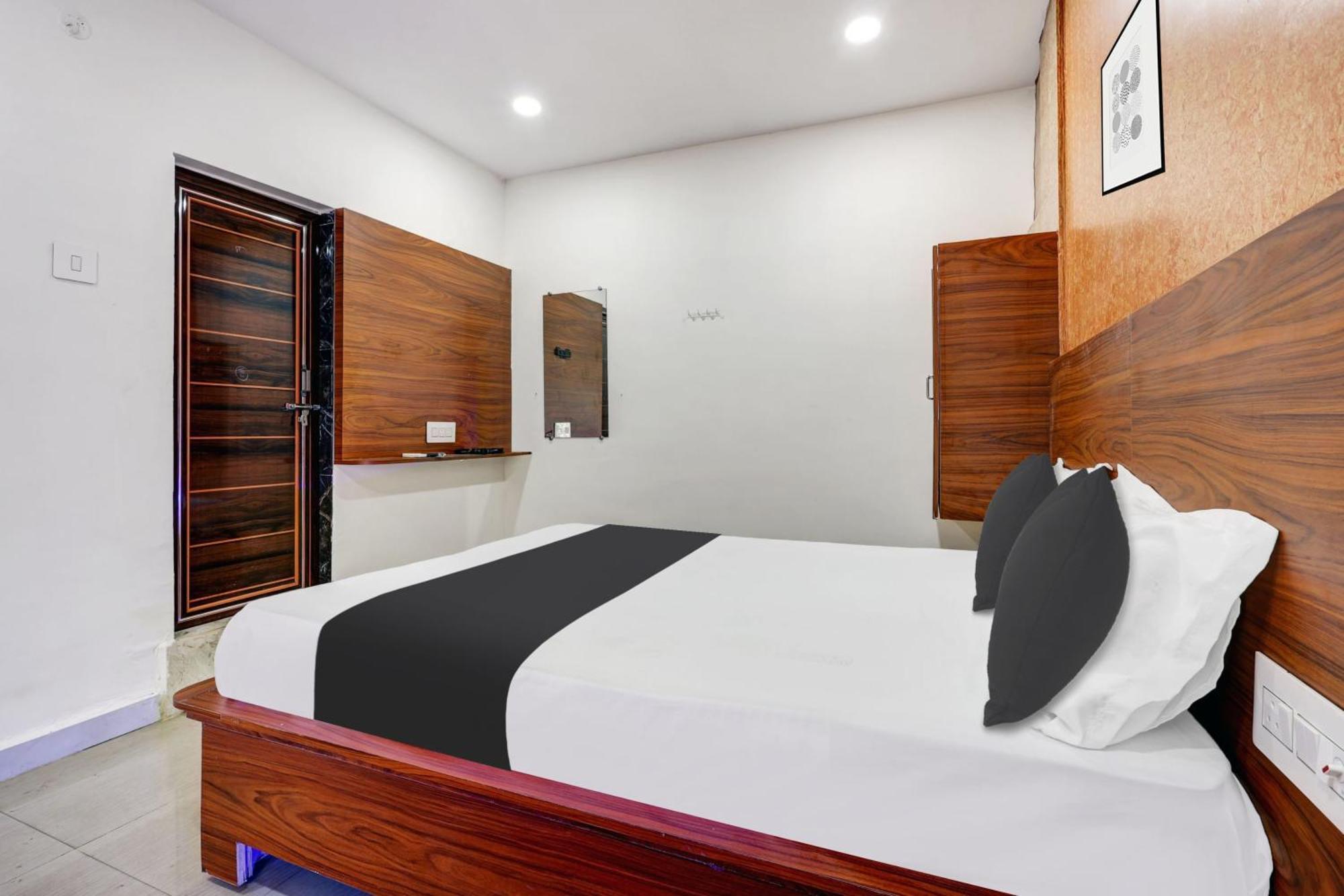 Hotel O Gangothri Lodge Visakhapatnam Esterno foto